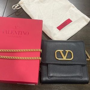 AUTHENTIC Valentino Pouch black uni with box and dust bag
